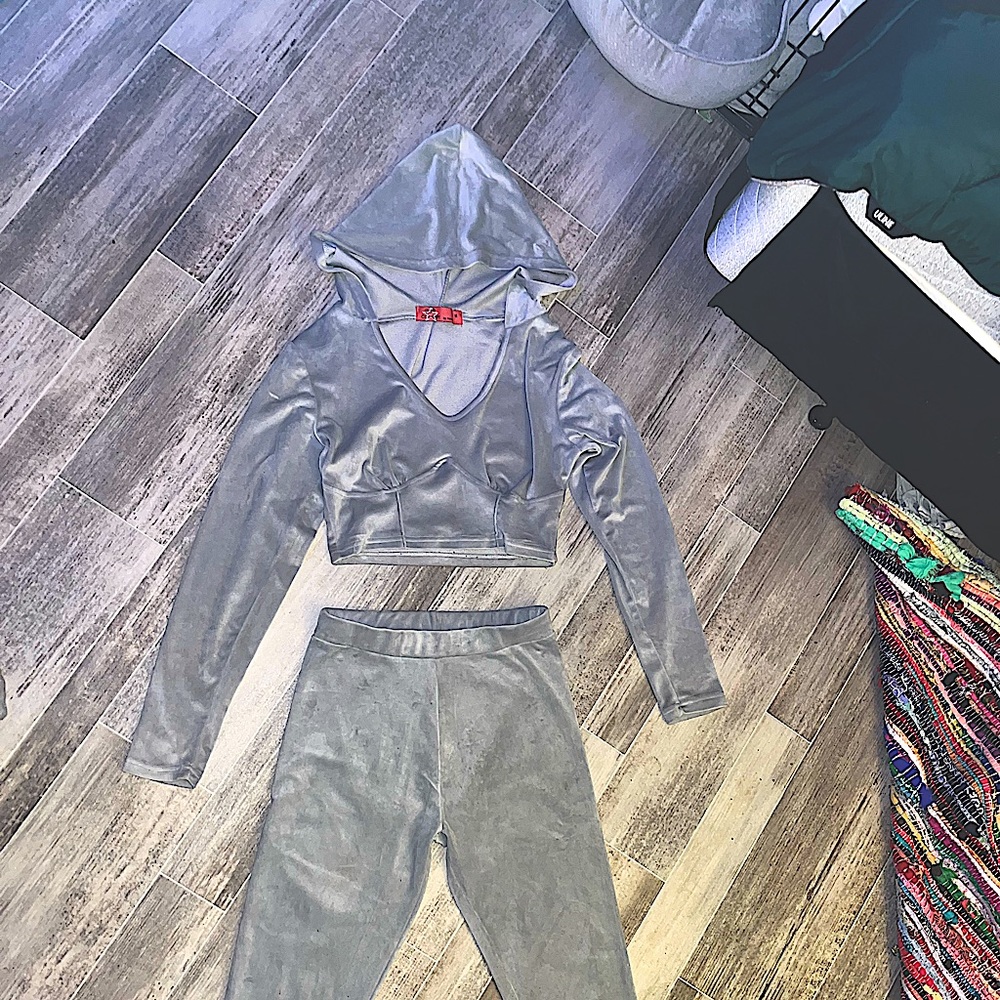 Gray 2 piece loungewear🤍 Crop stop sweater with hood and matching pants🥰